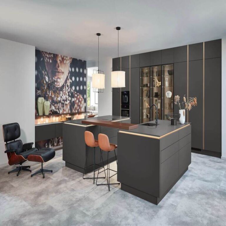 Designerküche in Anthrazit Designerküche in Anthrazit mit Kochinsel, Bartresen und beleuchteten Glasvitrinen – Küchenmontage