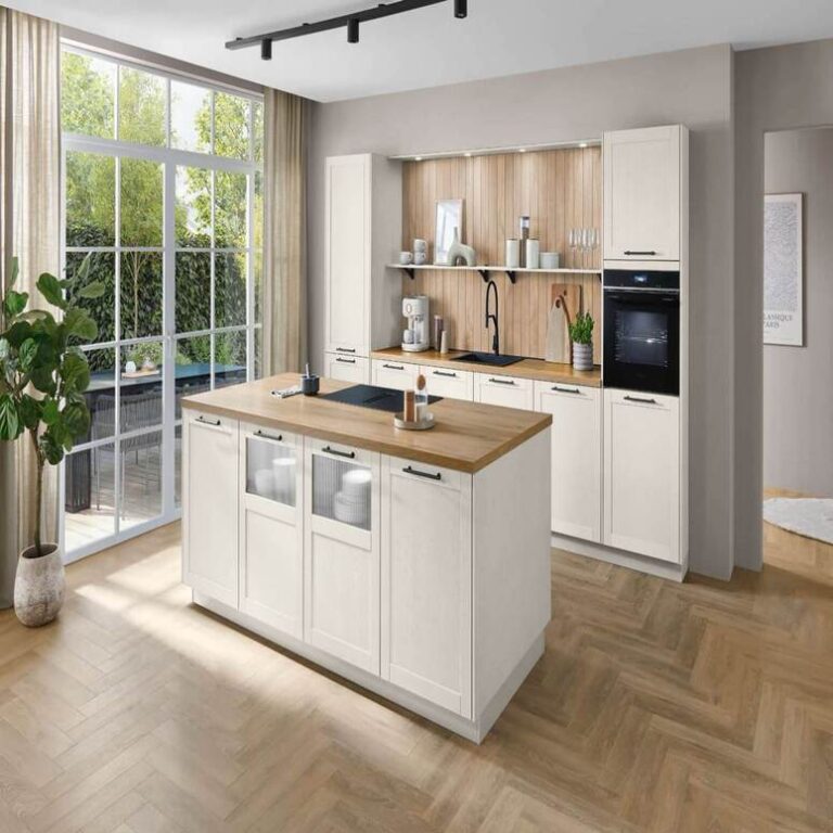 Helle Küche mit Kücheninsel Helle Küche im Landhausstil mit Kücheninsel, Holzarbeitsplatte und bodentiefen Fenstern – Küchenaufbau Ingolstadt
