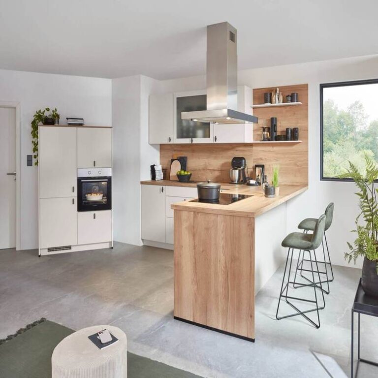 Offene Küche mit Holztheke Offene Küche mit Theke aus Holz, Barhockern und Insel-Dunstabzugshaube – Küchenaufbau Ingolstadt