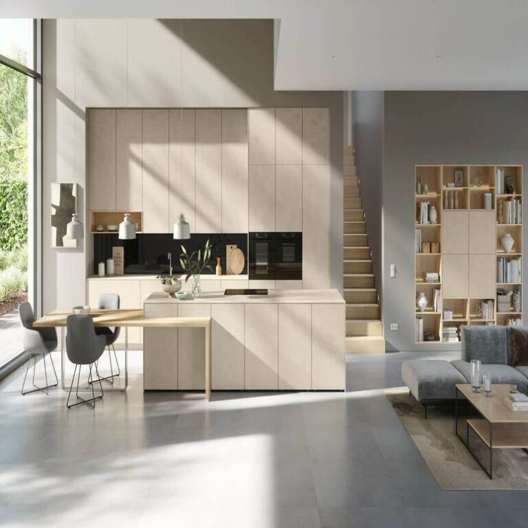 Offene Küche mit Wohnbereich – Küchenaufbau Ingolstadt Offene moderne Küche in Beige mit Kochinsel, Essplatz und angrenzendem Wohnbereich